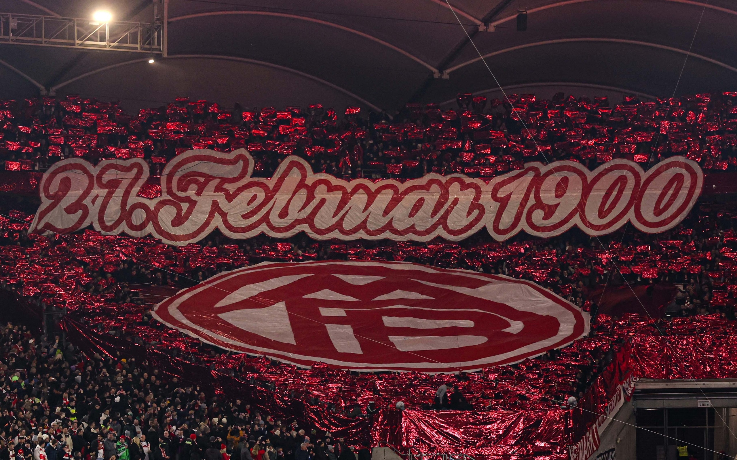 拜仁球迷在看臺展示TIFO，慶祝俱樂(lè )部成立125周年