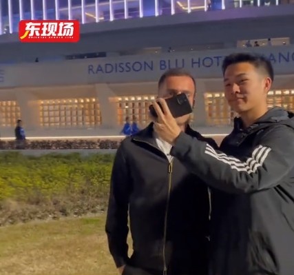 塞爾吉尼奧現身上海八萬(wàn)人體育場(chǎng)，并與球迷親切打招呼合影